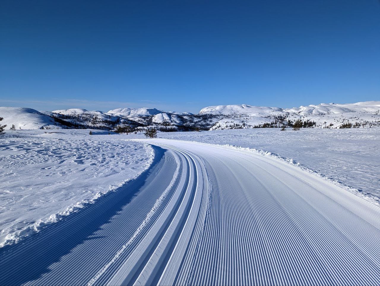 Cross-country ski track 